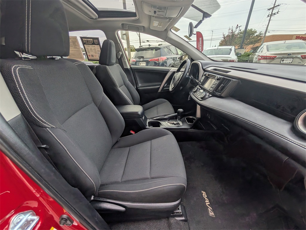 2016 Toyota RAV4 XLE photo 2