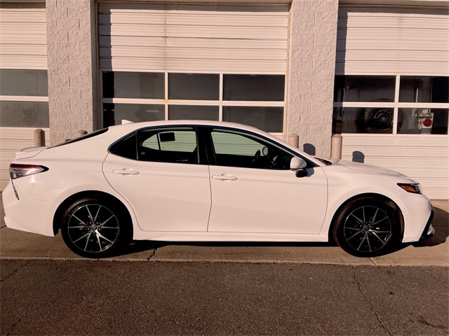 2024 Toyota Camry SE's photo