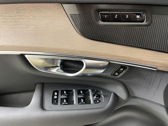 2025 Volvo XC90 T8 AWD Plus photo 18