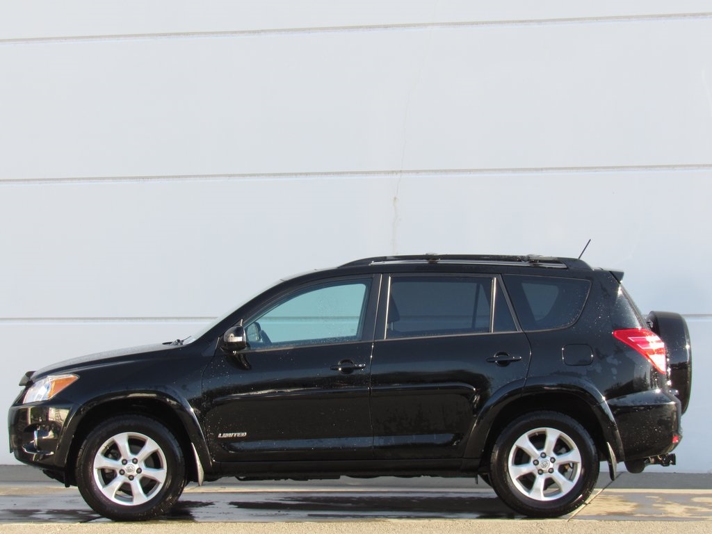 2011 Toyota RAV4 LE photo 4