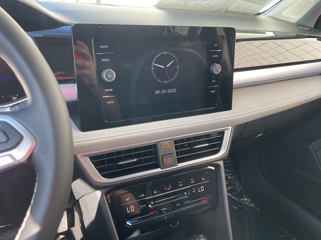 2025 Volkswagen Taos SE photo 6