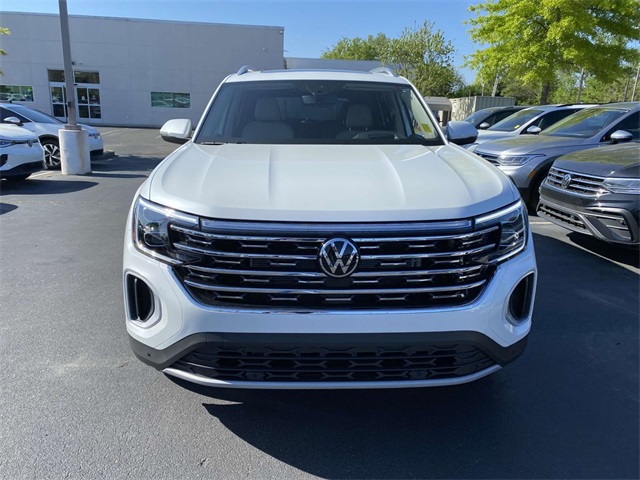 2025 Volkswagen Atlas SEL photo 2