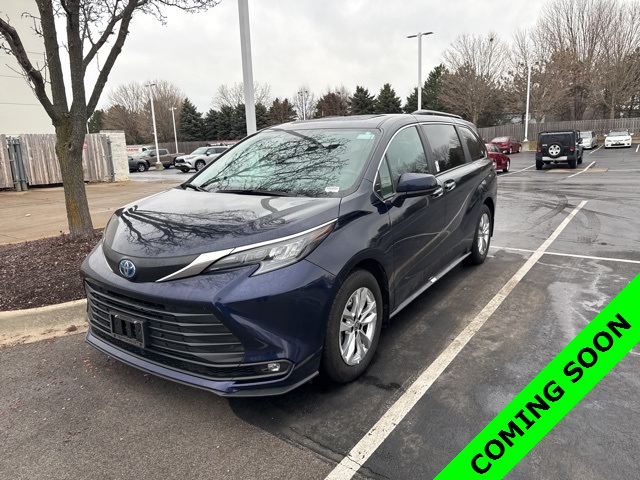2025 Toyota Sienna XLE's photo