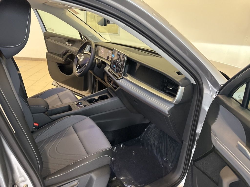 2025 Volkswagen Tiguan SE photo 12