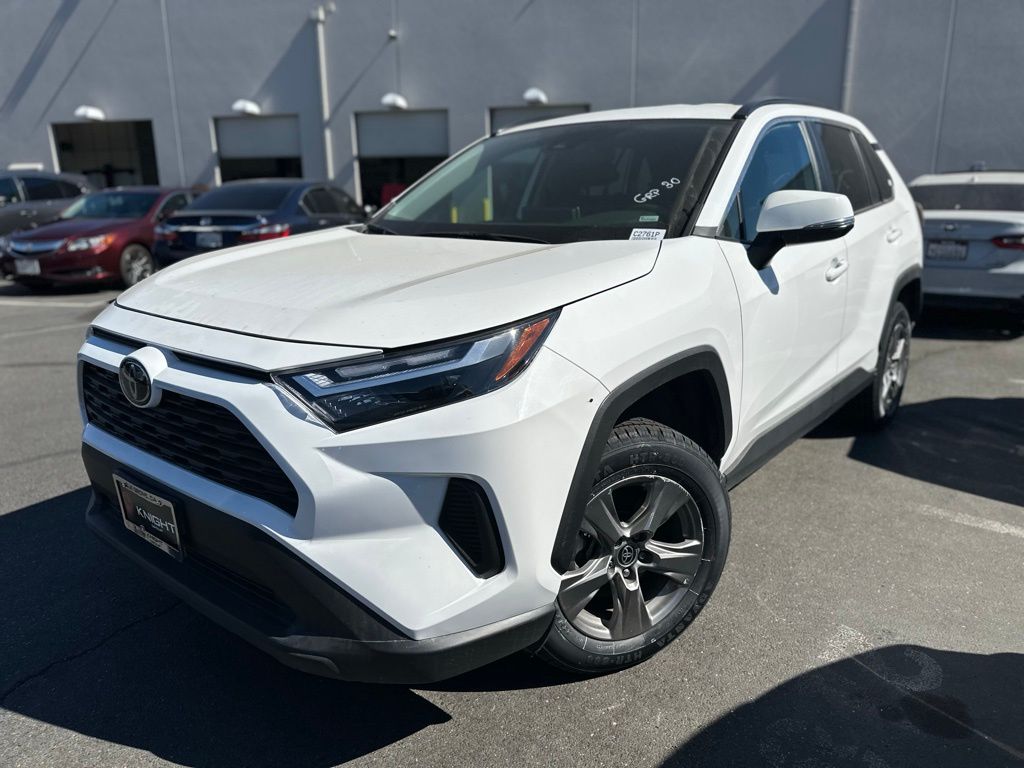 2024 Toyota RAV4 XLE photo 3