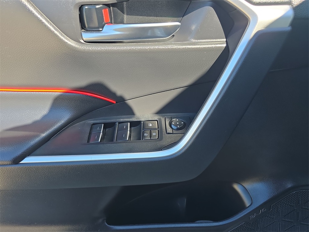 2024 Toyota RAV4 XLE photo 19