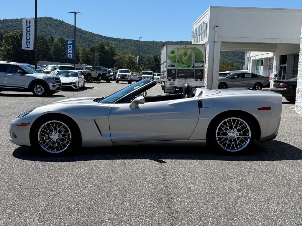 2005 Chevrolet Corvette Base photo 24