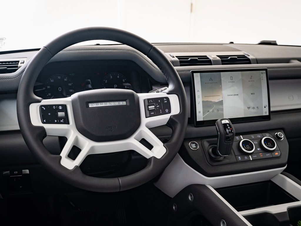 2025 Land Rover Defender 110 S photo 4