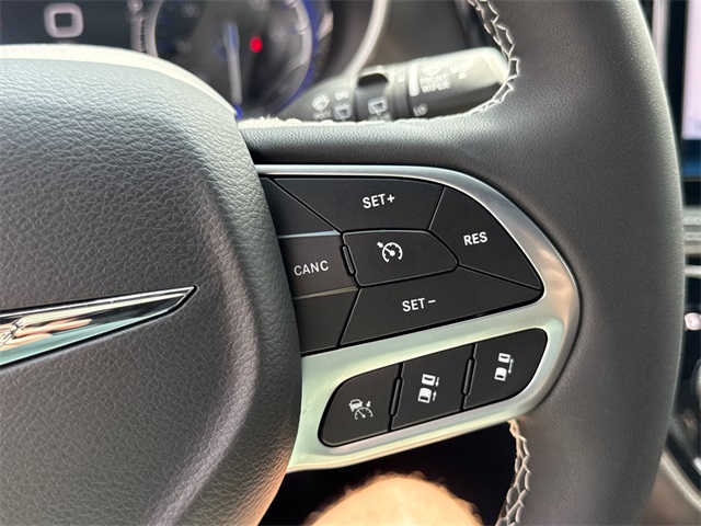 2025 Chrysler Pacifica photo 17