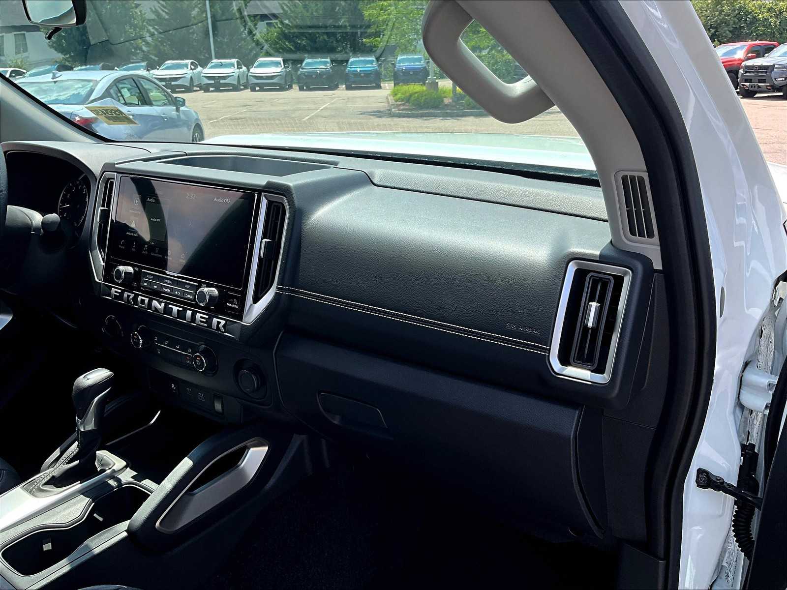 2025 Nissan Frontier SV photo 13