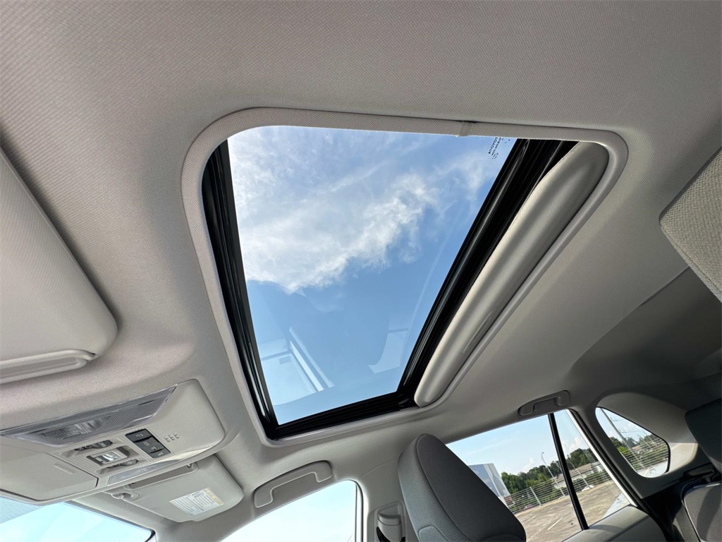 2022 Toyota RAV4 Hybrid XLE photo 27