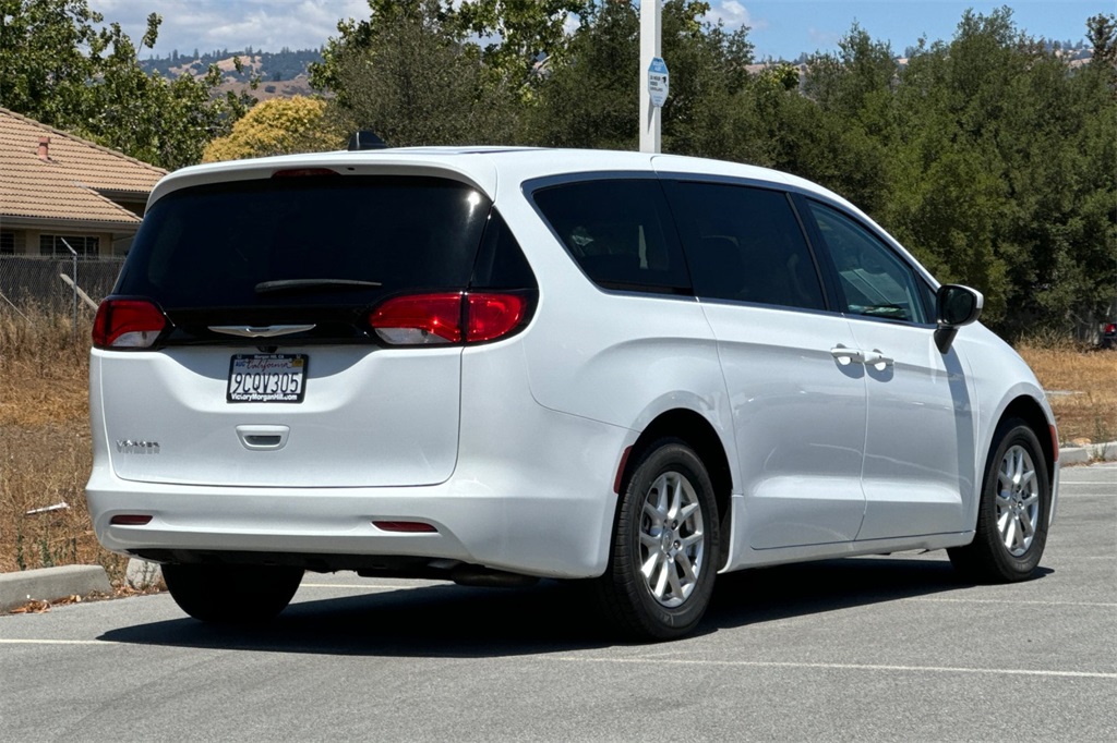 2022 Chrysler Voyager LX photo 3