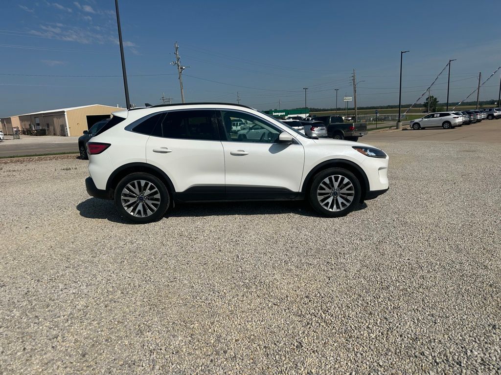 2022 Ford Escape Titanium photo 2