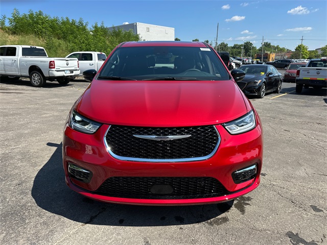 2025 Chrysler Pacifica photo 3