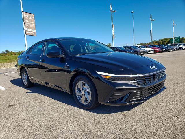 2025 Hyundai Elantra SE photo 2