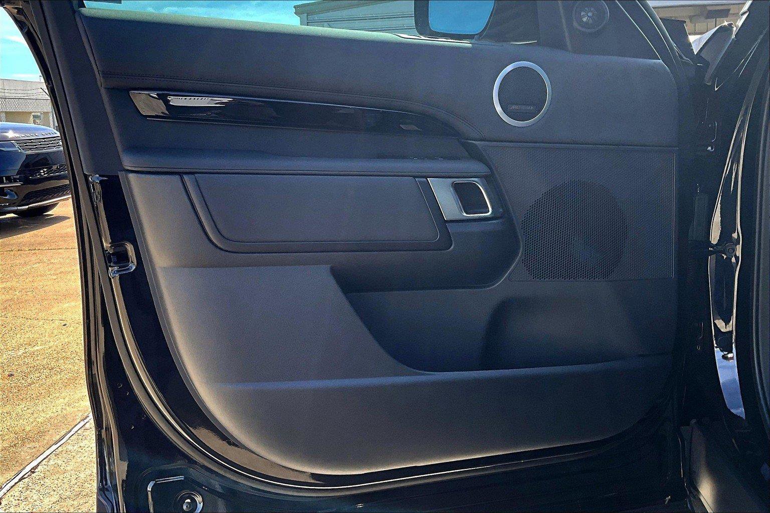 2025 Land Rover Discovery S photo 10