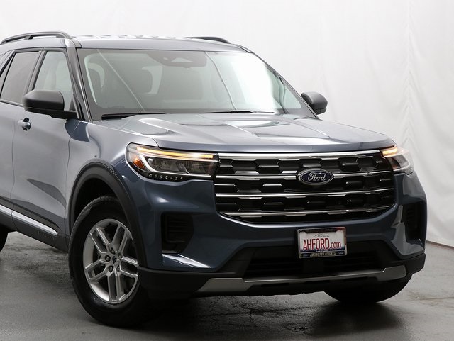 2025 Ford Explorer photo 2