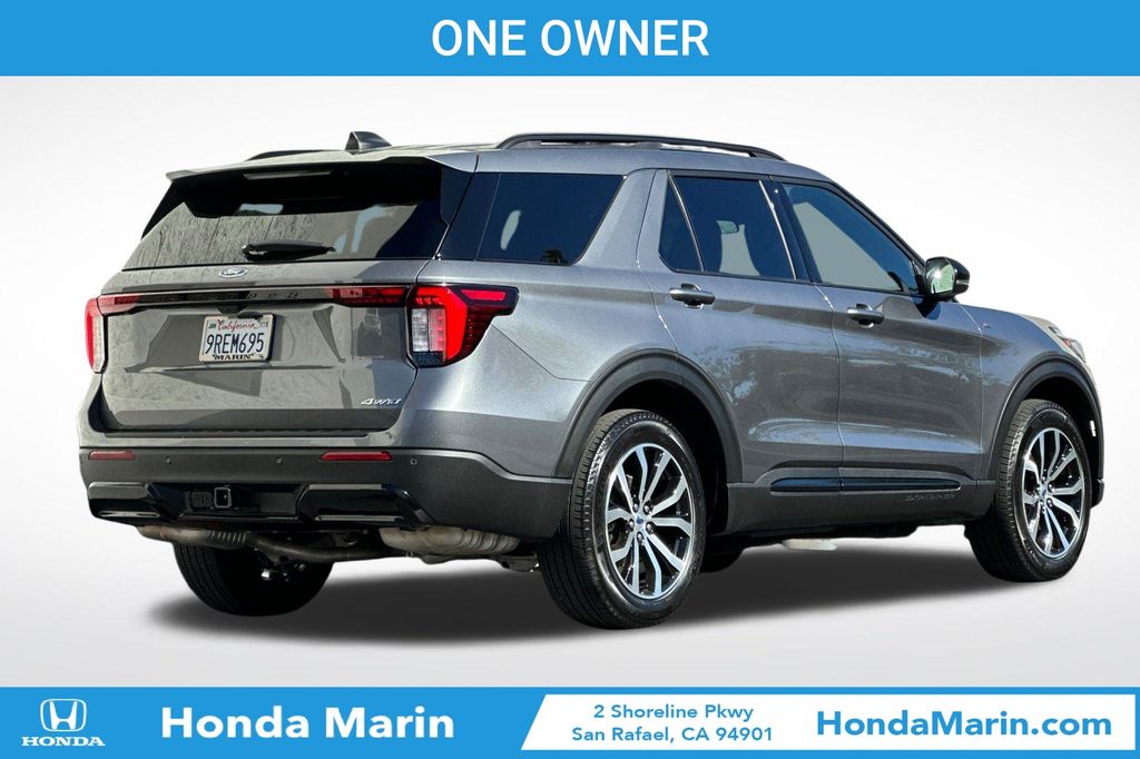 2025 Ford Explorer ST-Line photo 2