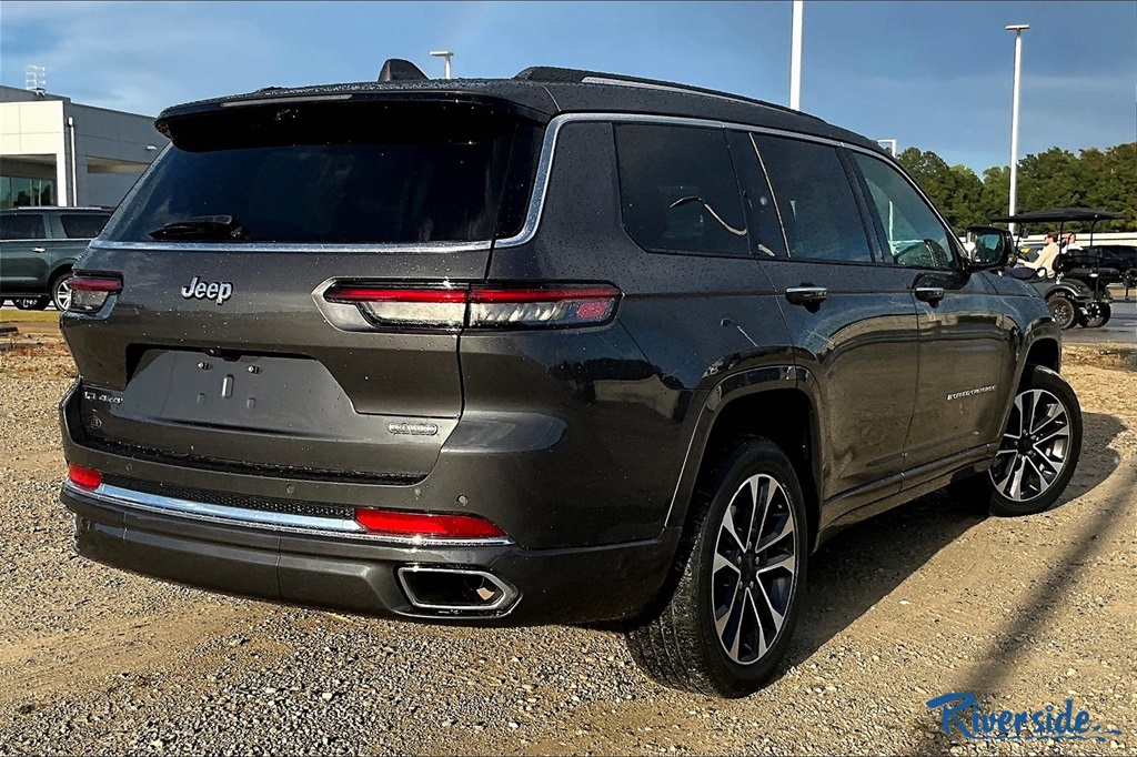 2022 Jeep Grand Cherokee Overland photo 2