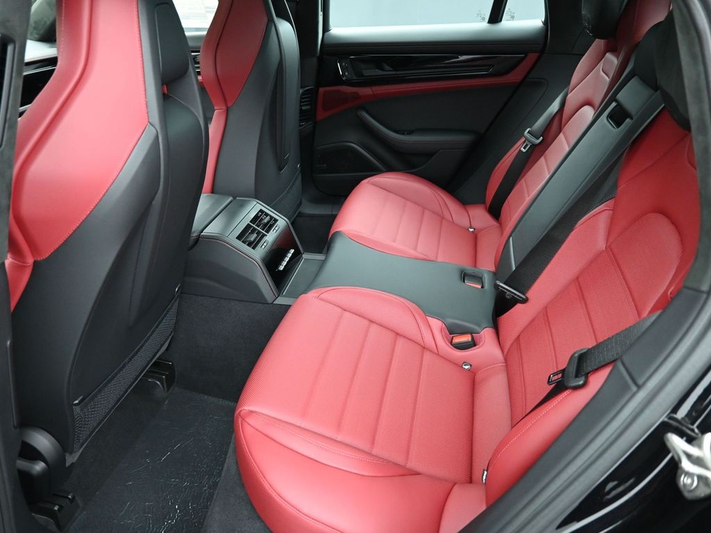 2026 Porsche Panamera GTS photo 7