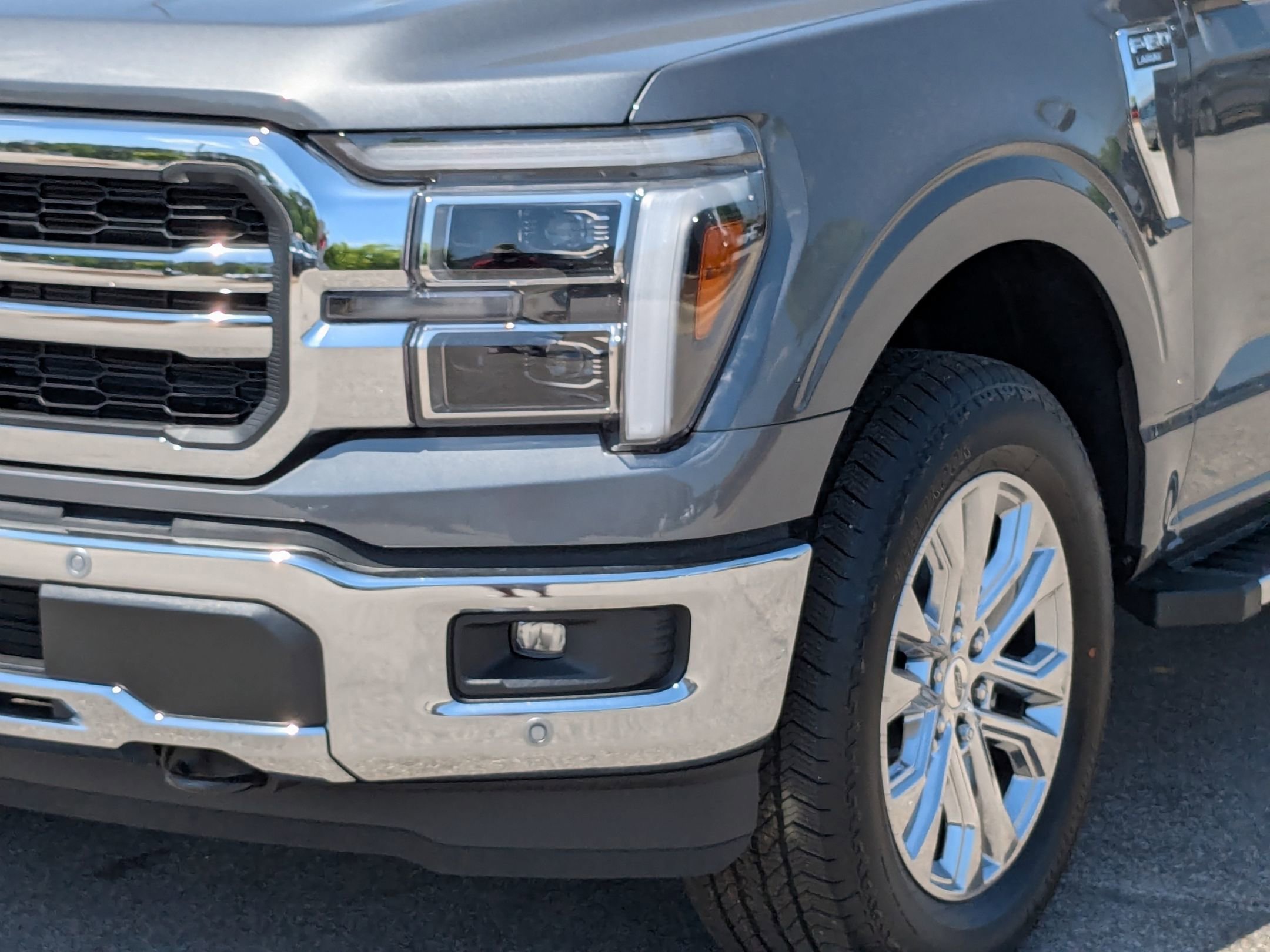 2025 Ford F-150 Lariat photo 2