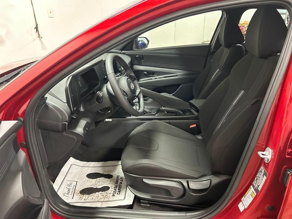 2025 Hyundai Elantra SEL Sport photo 3
