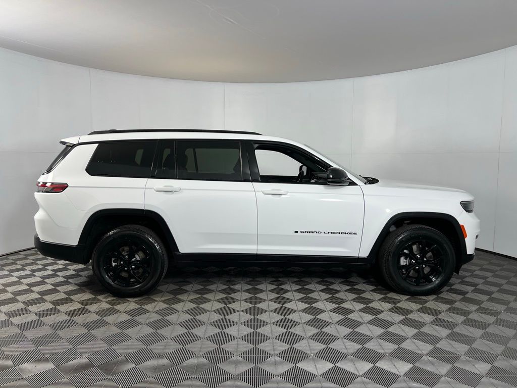 2024 Jeep Grand Cherokee Altitude photo 3