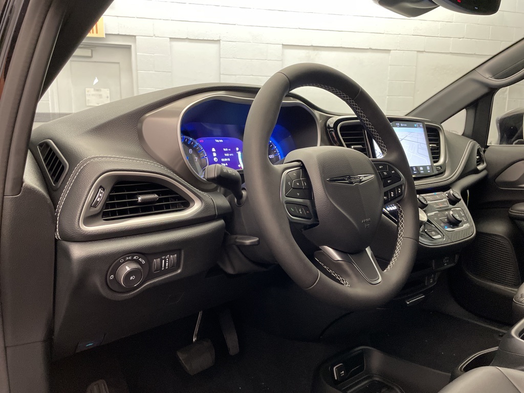 2026 Chrysler Pacifica photo 9