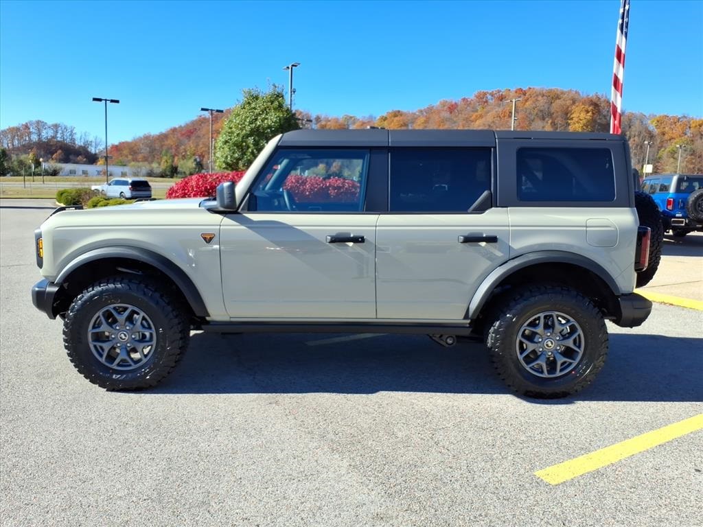 2025 Ford Bronco Badlands photo 2