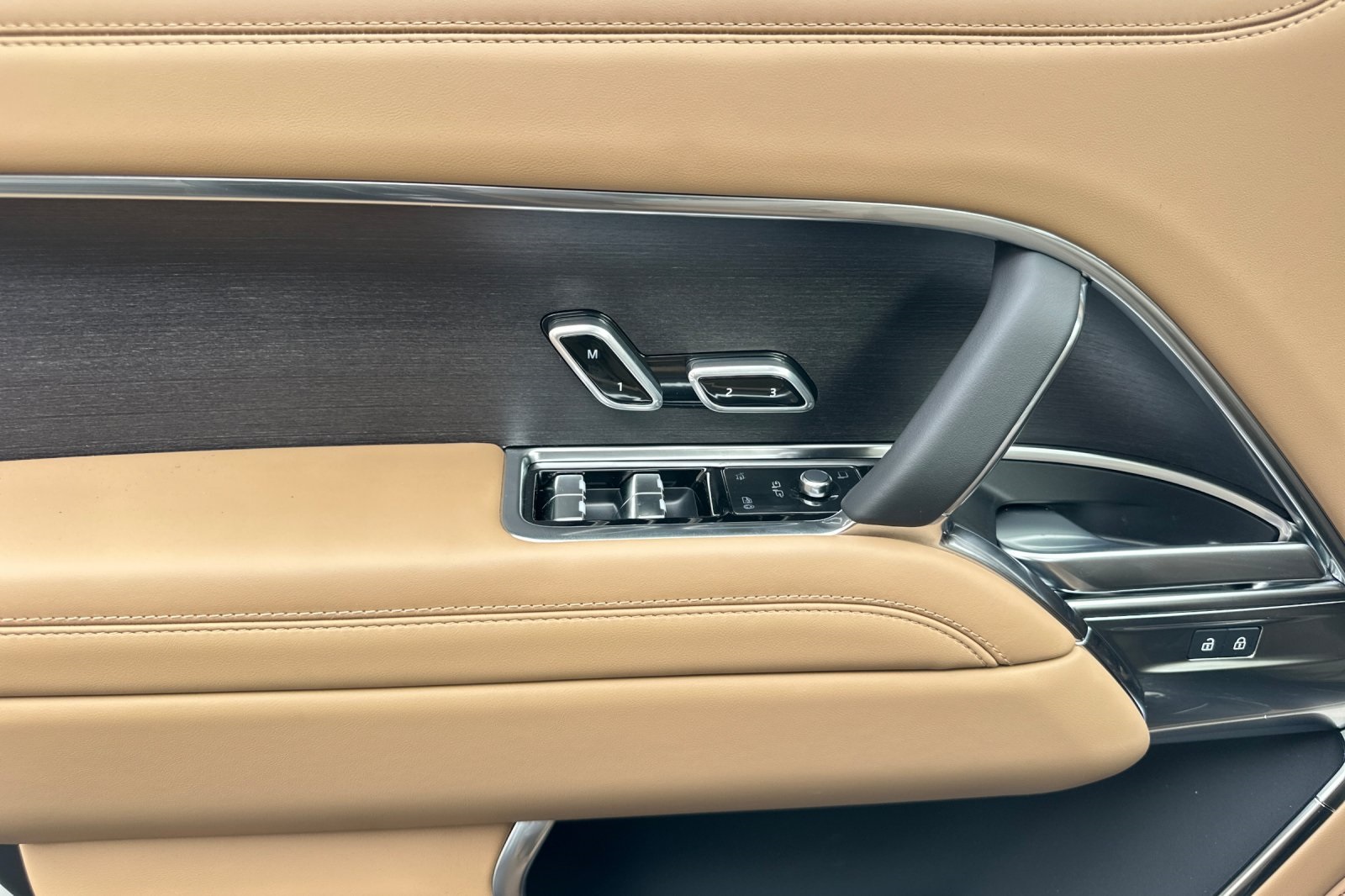 2025 Land Rover Range Rover SE photo 9