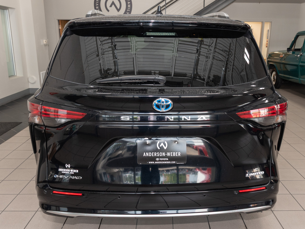 2025 Toyota Sienna Limited photo 17