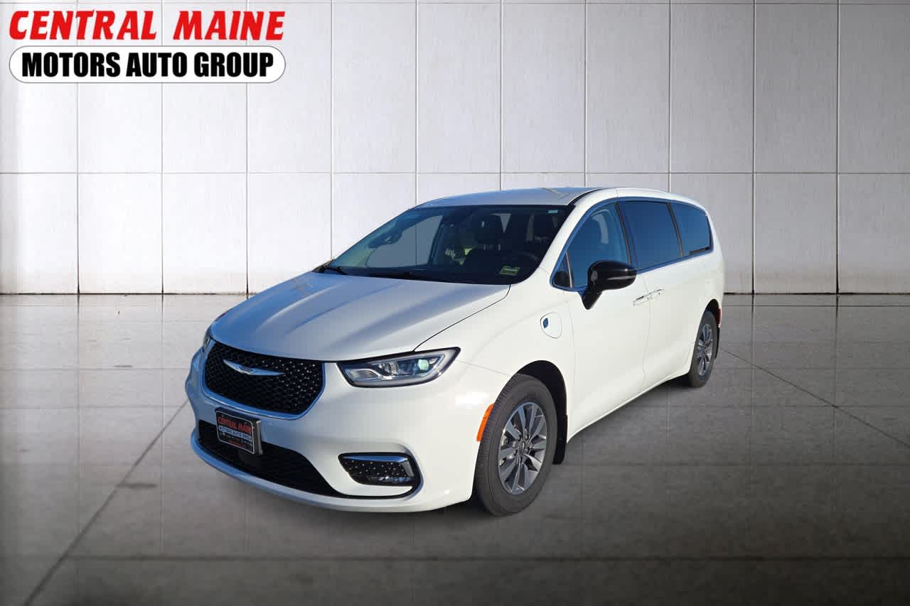 2024 Chrysler Pacifica PHEV Select's photo