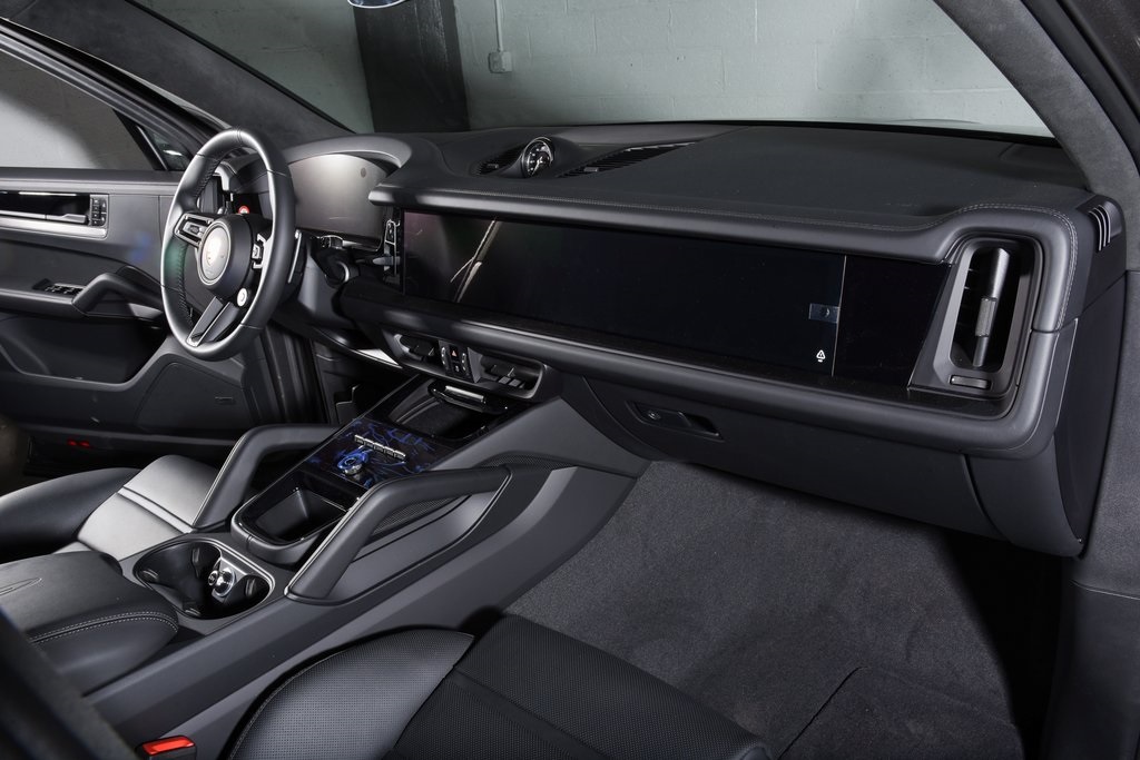 2025 Porsche Cayenne GTS photo 18