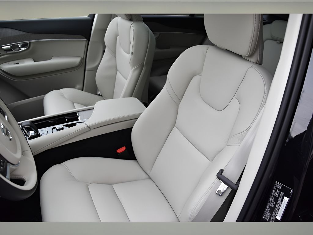 2024 Volvo XC90 Plus photo 7
