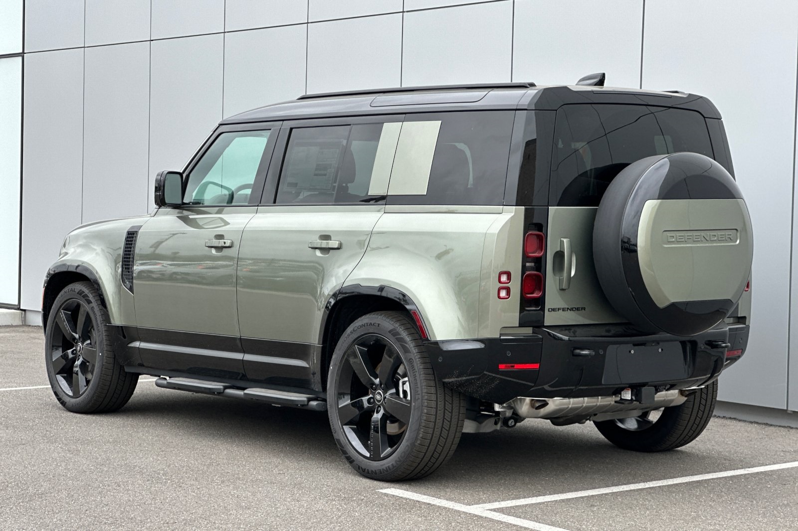 2025 Land Rover Defender 110 X-Dynamic SE photo 4