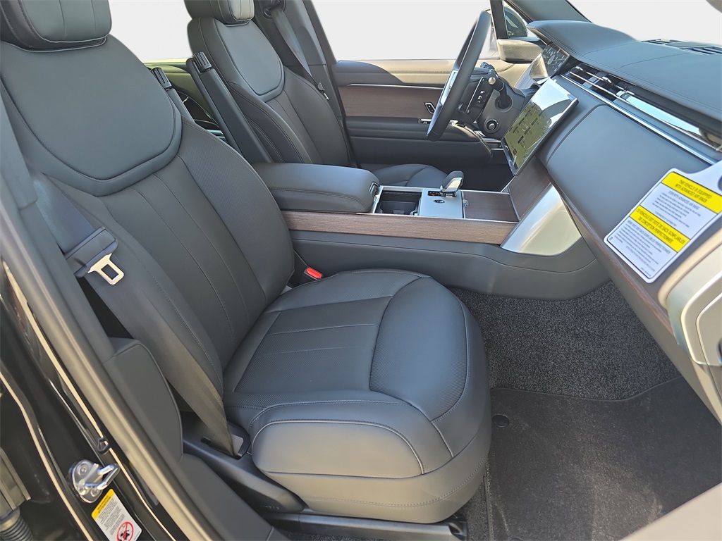 2025 Land Rover Range Rover SE photo 6