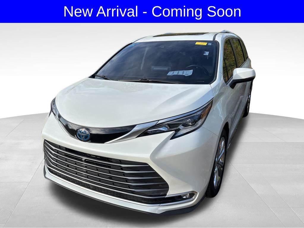 2022 Toyota Sienna Platinum's photo