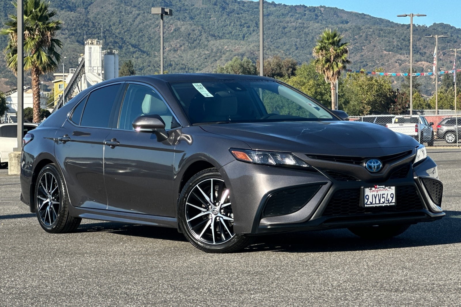 2024 Toyota Camry Hybrid SE photo 2