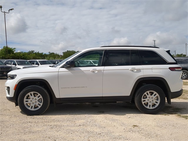 2025 Jeep Grand Cherokee Laredo photo 4
