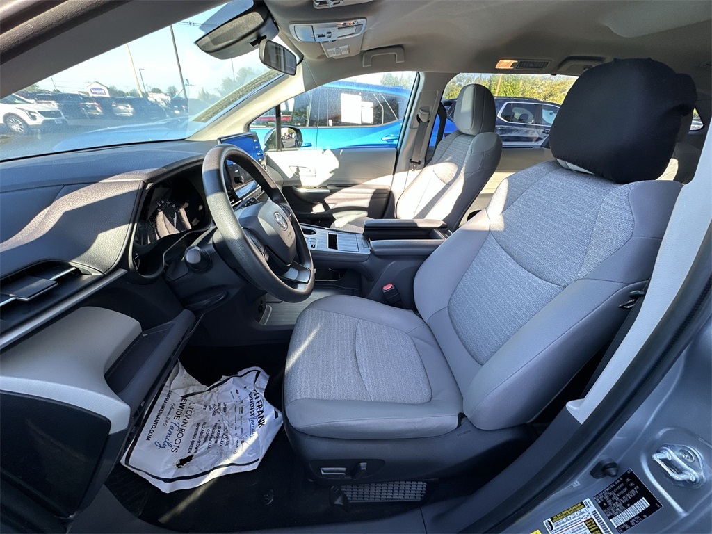 2022 Toyota Sienna LE photo 3