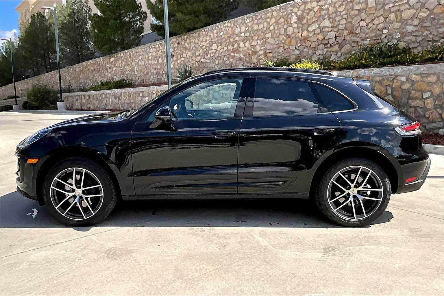2024 Porsche Macan T photo 2
