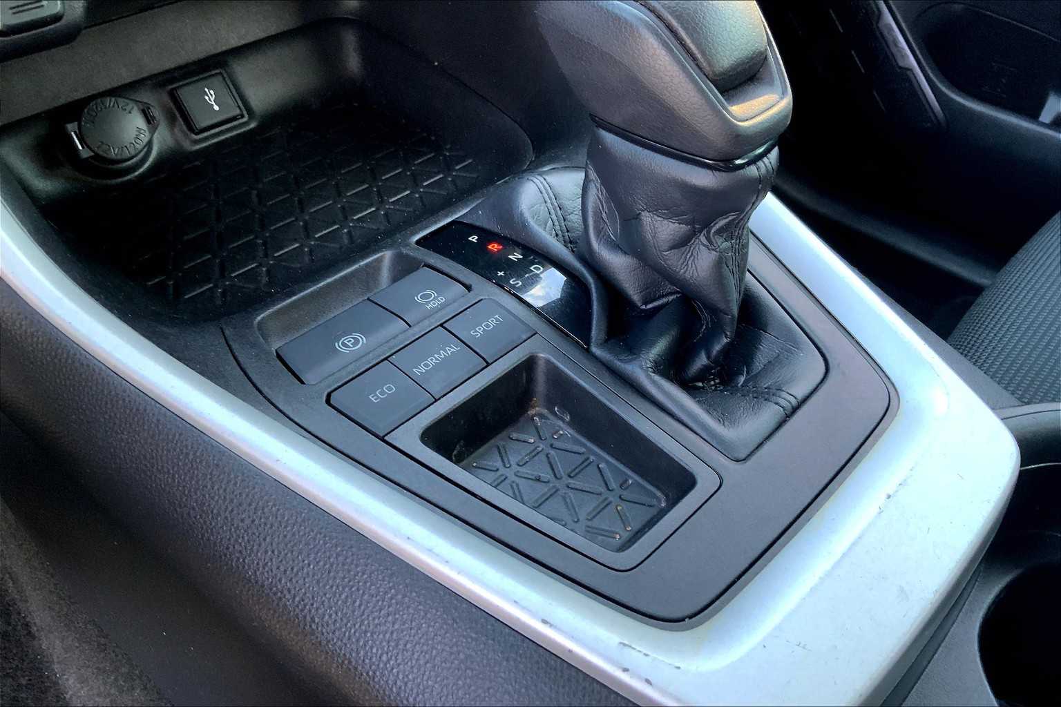 2021 Toyota RAV4 LE photo 32
