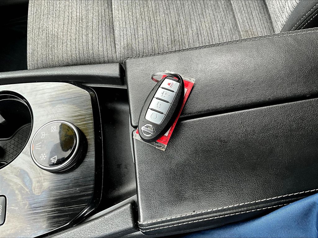 2021 Nissan Rogue SV photo 28