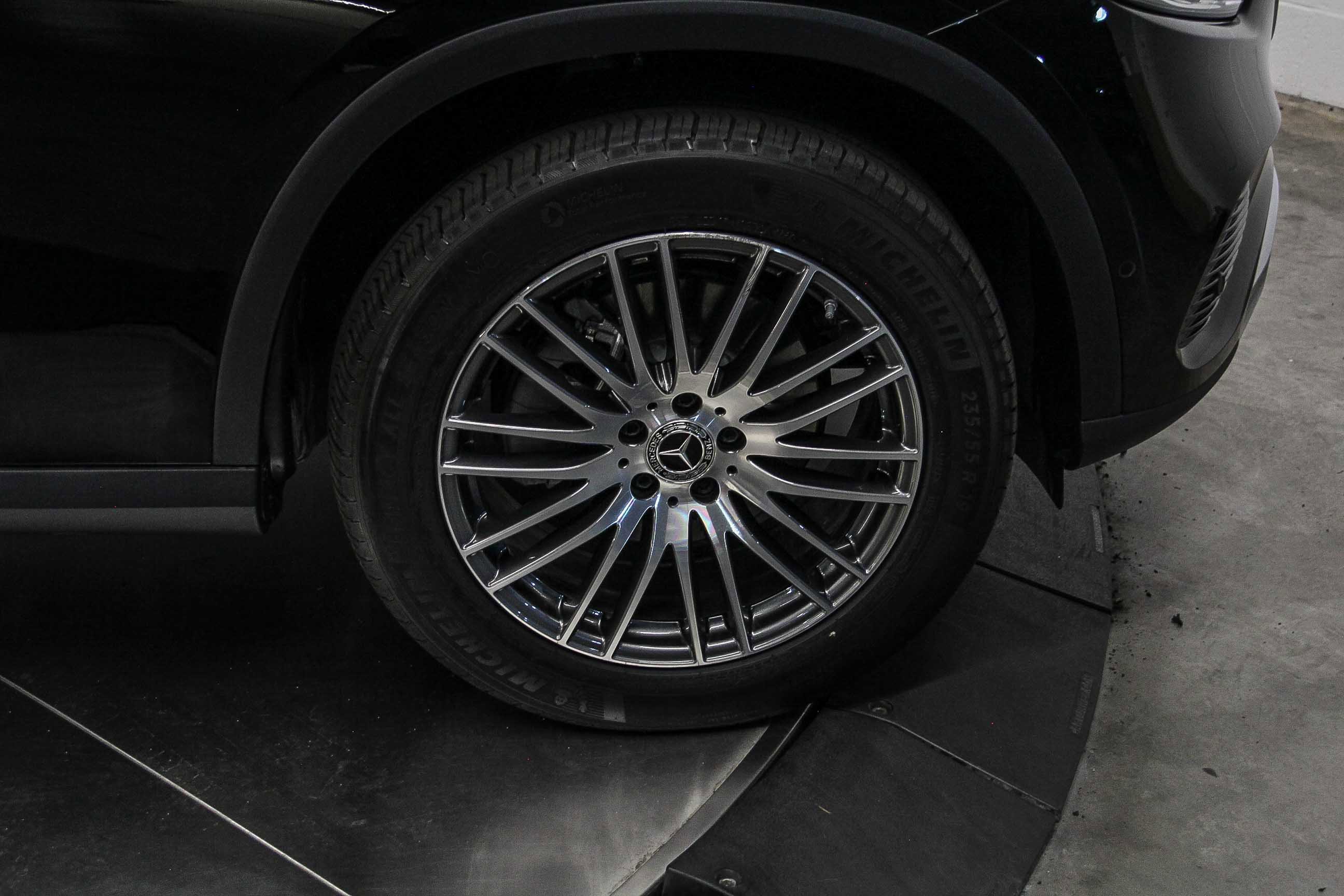 2025 Mercedes Benz GLC 300 photo 9