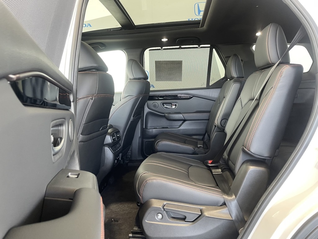 2025 Honda Pilot TrailSport photo 14