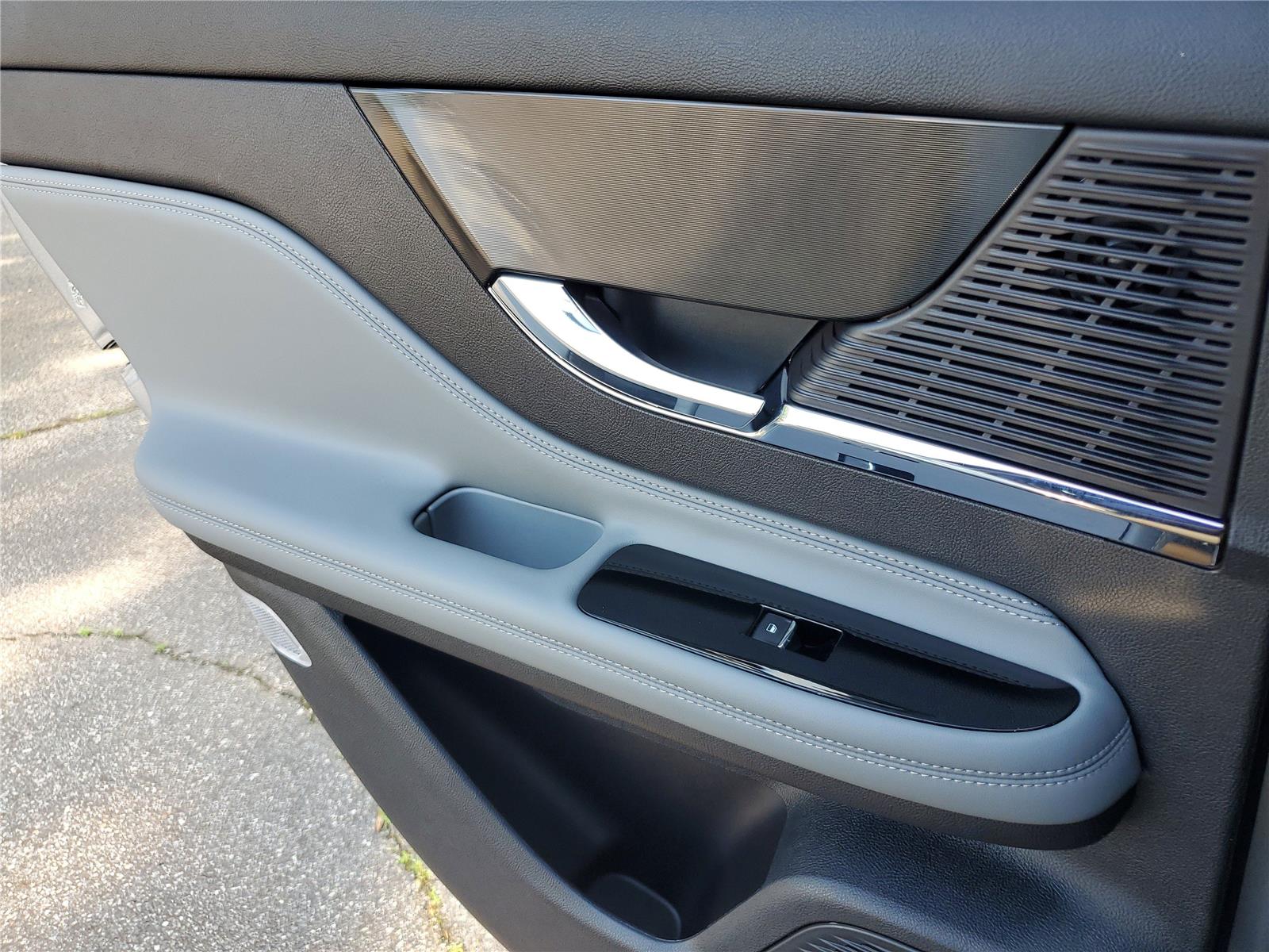 2022 Lincoln Corsair Standard photo 15