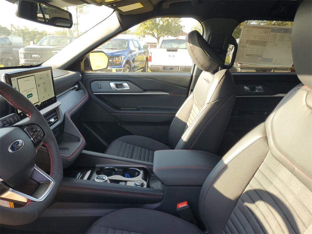 2025 Ford Explorer ST-Line photo 5