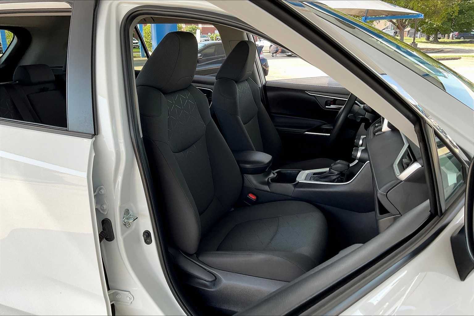 2024 Toyota RAV4 XLE photo 8