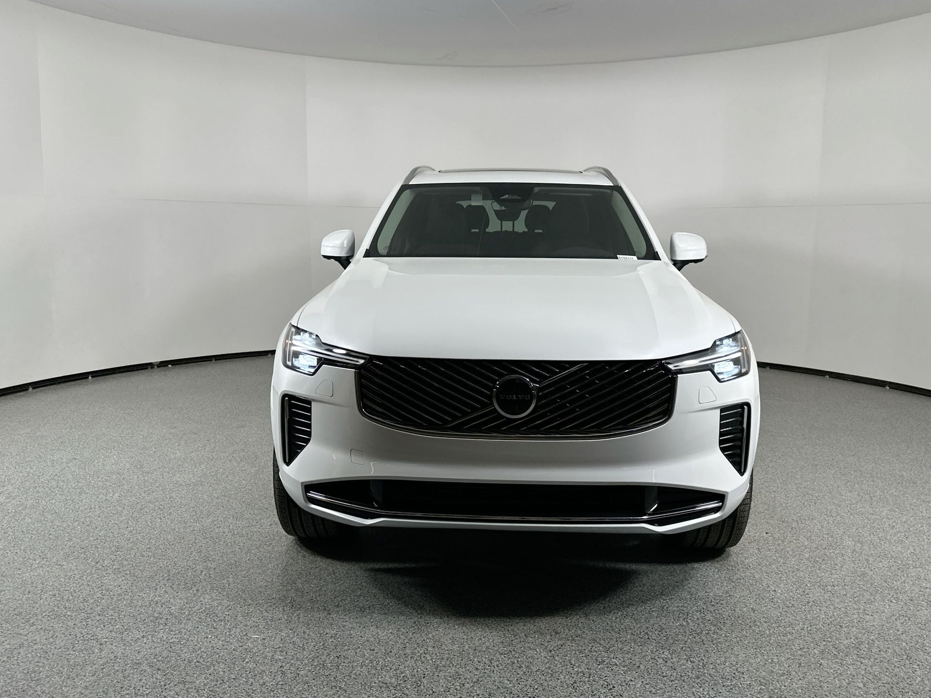 2025 Volvo XC90 T8 AWD Plus photo 2