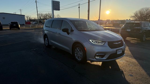 2026 Chrysler Pacifica Select's photo